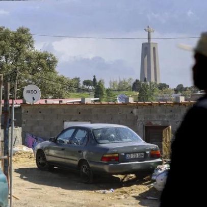 Esburacam estrada para roubar luz perto de bairro ilegal na Margem Sul