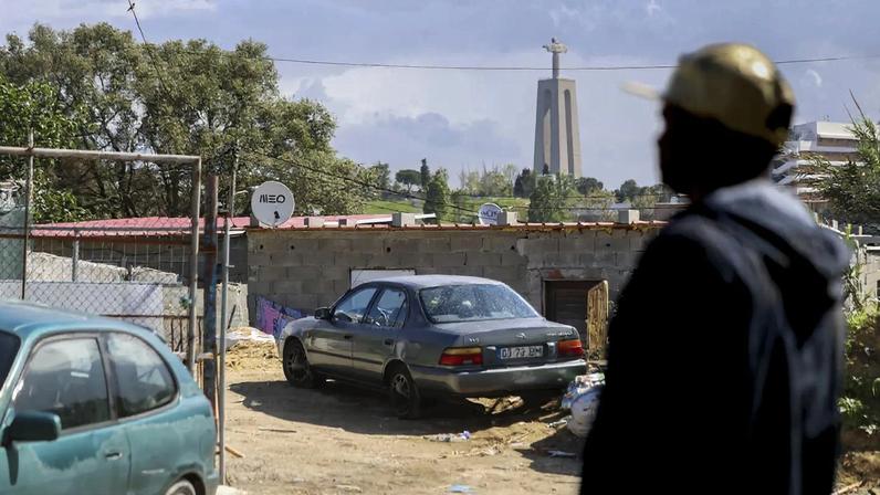 Governo assegura plano para resolver bairro ilegal de Penajoia em Almada