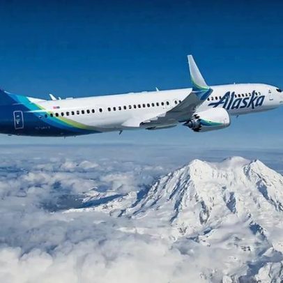 Homem detido após tentar abrir porta de avião durante voo no Alasca