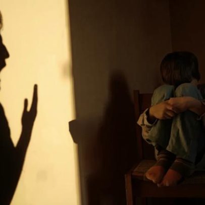 Auxiliar de educação é acusada de agredir aluno autista em Almeirim