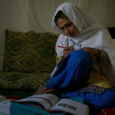 Menina afegã concentrada nos estudos é foto do ano da Unicef