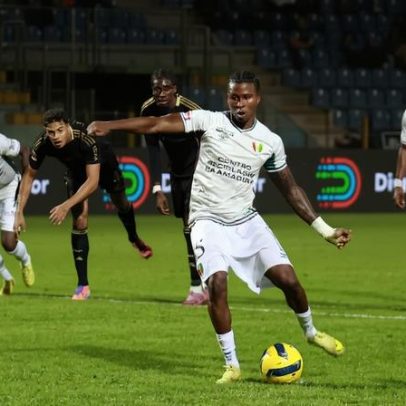 Benfica acelera para conquistar Sidny na luta com o Sporting