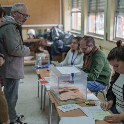 Direita espanhola vence na Extremadura; extrema-direita duplica e PSOE sofre derrota