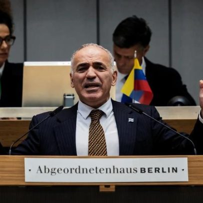 Justiça russa condena Gary Kasparov à prisão à revelia