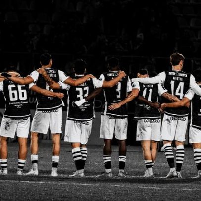 Jogadores do Caldas ficam imóveis no primeiro minuto em protesto