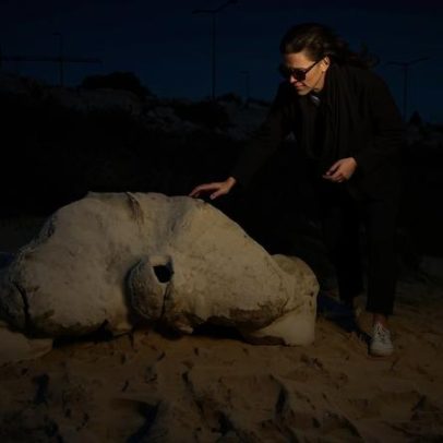 Osso de baleia com milhares de anos surge na praia da Figueira da Foz