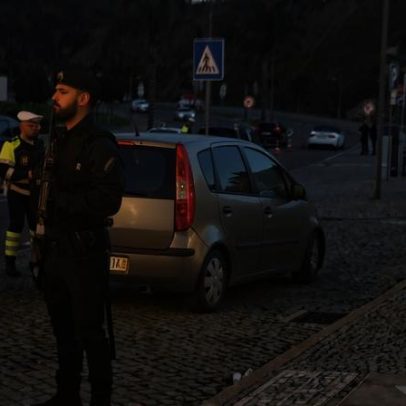 GNR encerra entradas em Albufeira e apanha condutor a fumar cannabis ao volante
