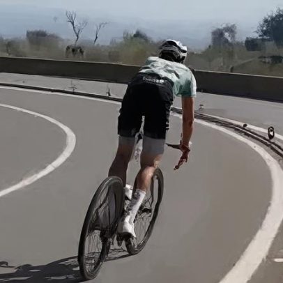 Ciclista espanhol despedido por manobras perigosas numa estrada da Catalunha
