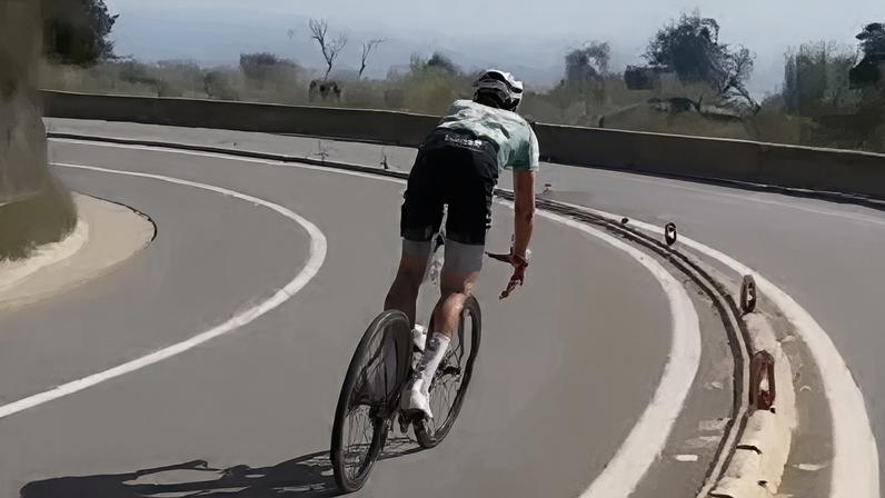 Ciclista espanhol foi despedido por causa de manobras perigosas numa estrada da Catalunha