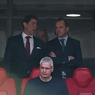 Rui Costa e Varandas na tribuna, mas em lugares distantes