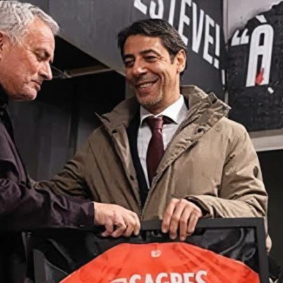 Rui Costa oferece prenda a Mourinho; equipa deixa mensagem no balneário