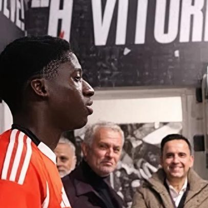 Mourinho observa a estreia de Banjaqui pela equipa principal do Benfica