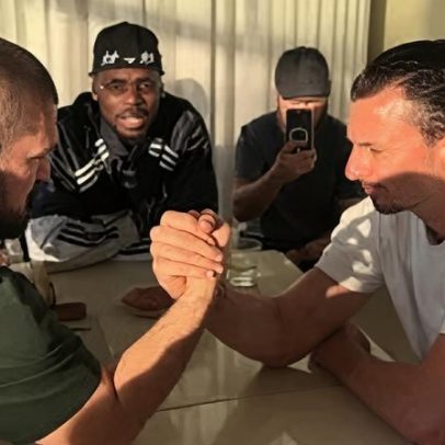 Zlatan enfrenta Khabib num braço de ferro com Pogba como árbitro