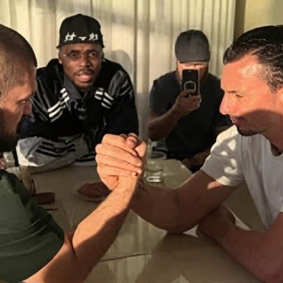 Natal inusitado Zlatan contra Khabib em braço de ferro com Pogba árbitro