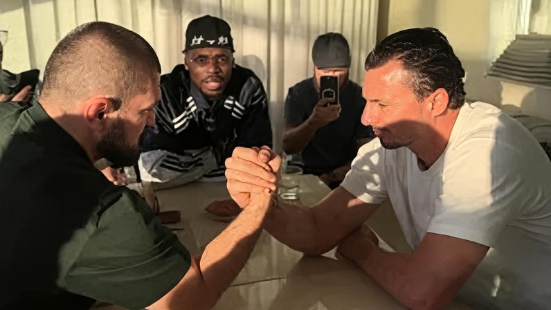 O duelo mais inesperado do Natal: Zlatan contra Khabib num braço de ferro... com Pogba como 'árbitro'