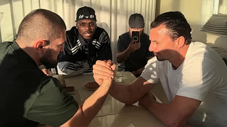 O duelo mais inesperado do Natal: Zlatan contra Khabib num braço de ferro... com Pogba como 'árbitro'