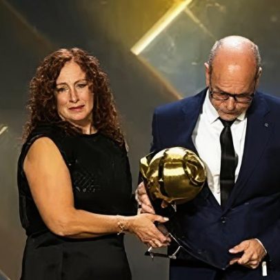 Pais de Diogo Jota recebem prémio de homenagem nos Globe Soccer Awards