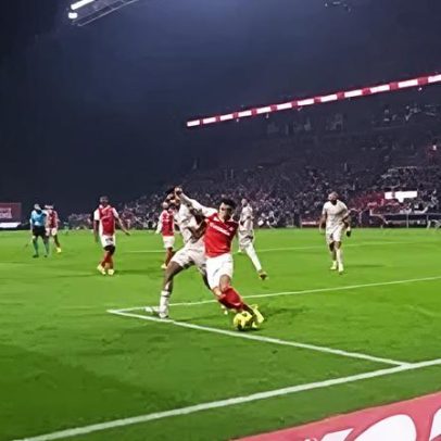 Otamendi protesta contra arbitragem em Braga e reage nas redes