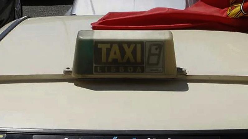 Mil taxistas aderem a protesto