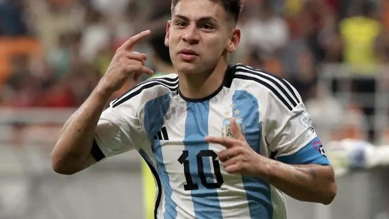 Bayer Leverkusen devolve Echeverri ao Manchester City