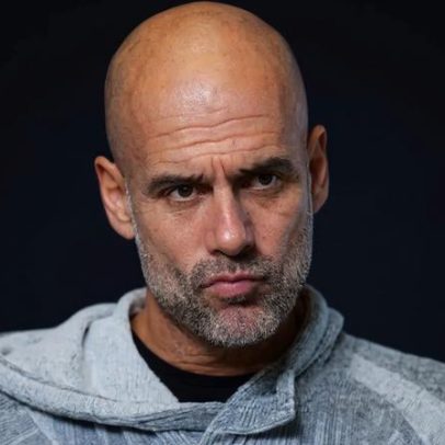 Guardiola dá conselho a Xabi Alonso durante a Liga dos Campeões