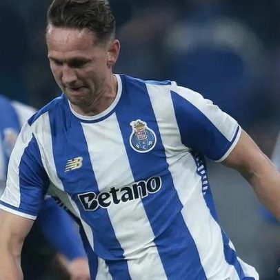 Luuk de Jong sofre nova lesão no joelho esquerdo