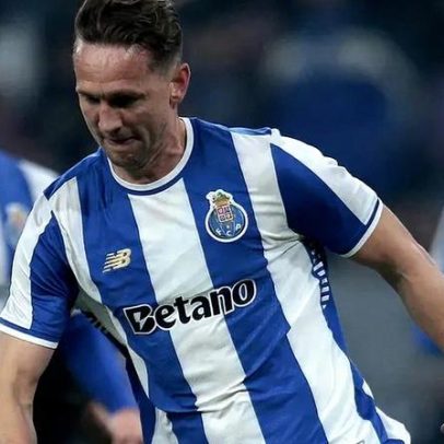 Luuk de Jong reage a grave lesão no joelho esquerdo