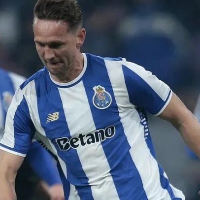 Luuk de Jong reage a grave lesão no joelho esquerdo