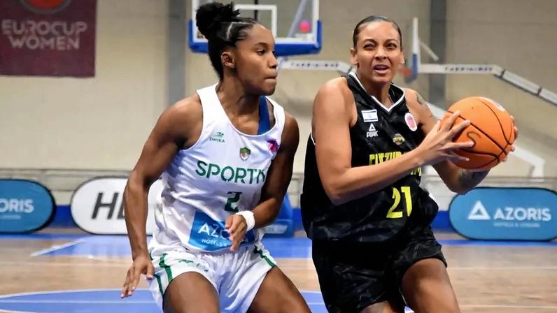 Venezuelana ataca a bola