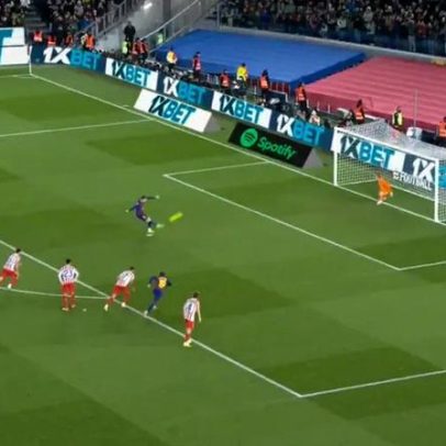 Lewandowski falha penálti durante o jogo