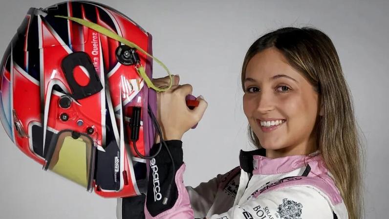Francisca Queiroz posa com o seu capacete personalizado durante a entrevista a Record