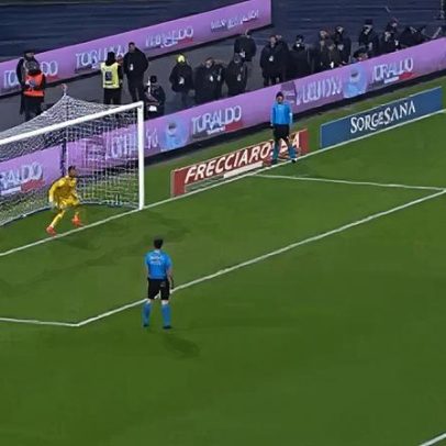 Guarda-redes do Napoli lança penálti a 130 km/h e pode ter batido recorde