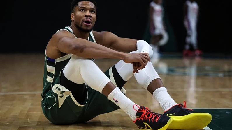 Futuro de Giannis Antetokounmpo, que se lesionou ontem, está em dúvida