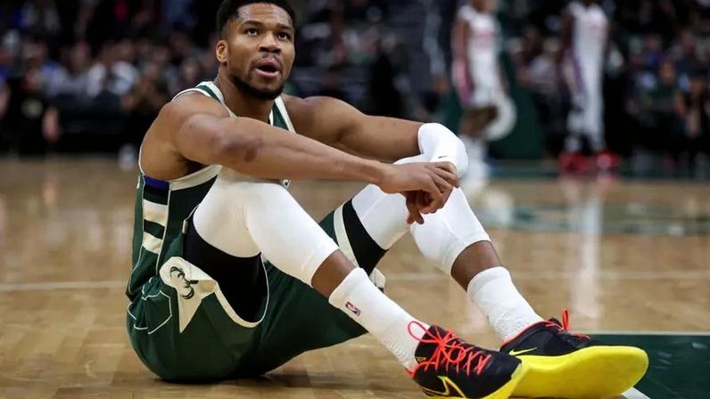 Futuro de Giannis Antetokounmpo, que se lesionou ontem, está em dúvida