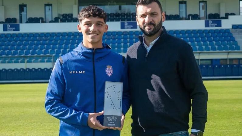 Gabriel Costa já tem o prémio, entregue pelo antigo avançado João Paulo