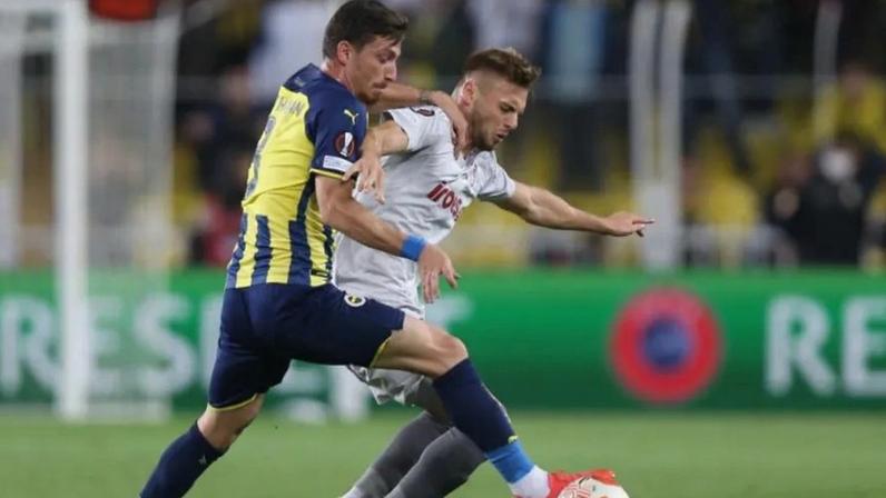 Mert Hakan Yandaş (à esquerda) foi detido