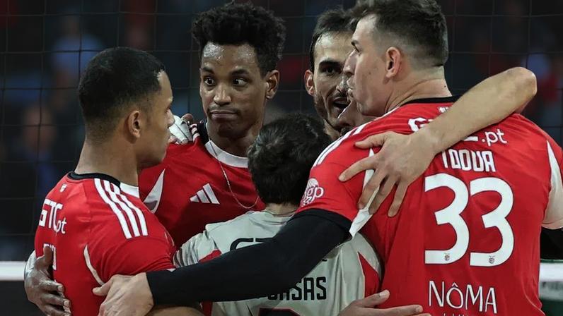 Jogadores do Benfica celebram em campo durante jogo de voleibol