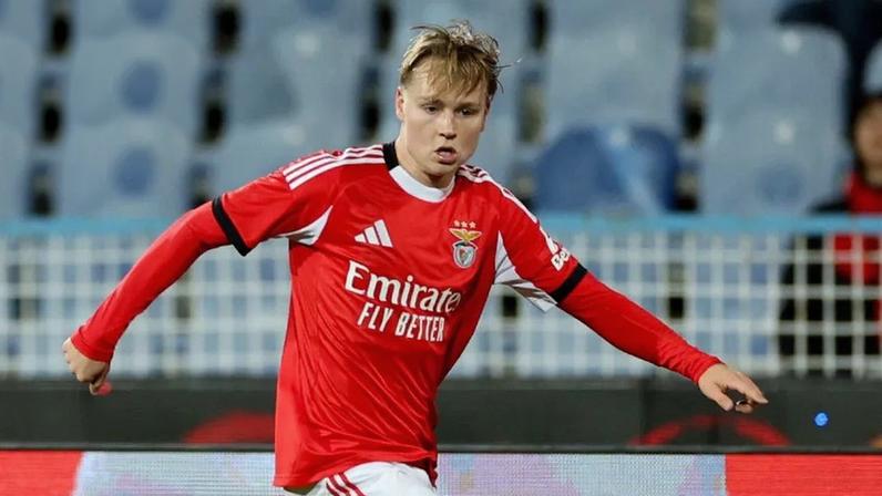 Schjelderup durante o Atlético-Benfica