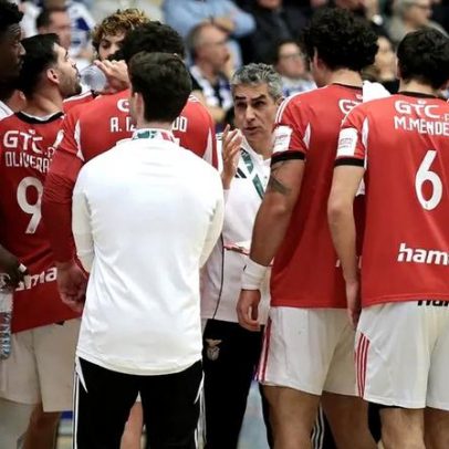Jogo FC Gaia-Benfica interrompido por humidade no piso