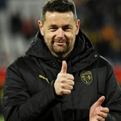 Treinador do líder surpreendente da Ligue 1 elogia treinadores lusos