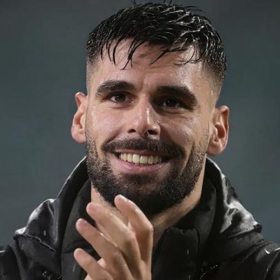 Hearts vence no Celtic e lidera a liga escocesa com golo de Cláudio Braga