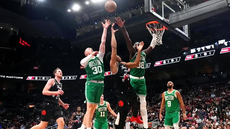 Neemias Queta destaca-se em Toronto