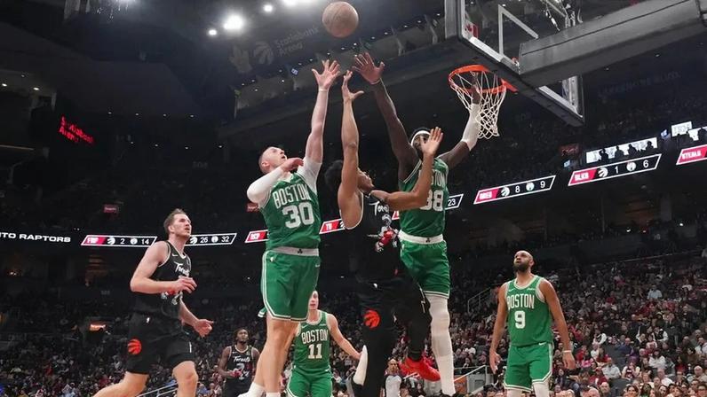 Neemias Queta destaca-se em Toronto