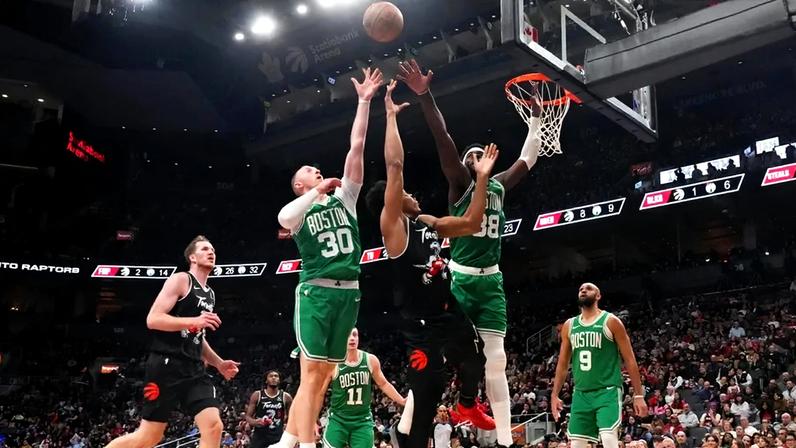 Neemias Queta destaca-se em Toronto