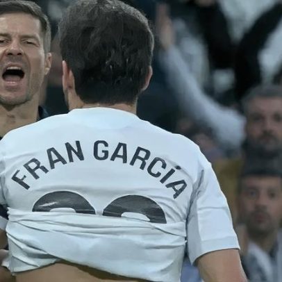 Xabi Alonso reclama com Fran García após expulsão no Real Madrid frente ao Celta