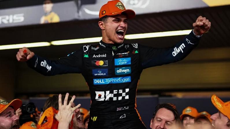 Lando Norris festeja com a equipa a conquista do Mundial de pilotos de F1