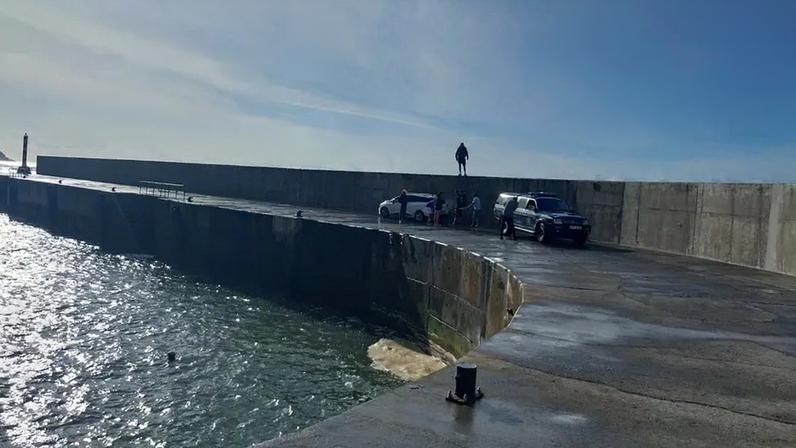 Cinco pessoas arrastadas por onda que galgou a muralha do cais do Paul do Mar na Madeira