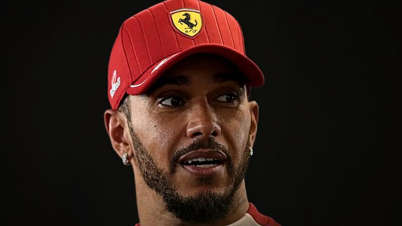 Hamilton enfrenta desafios na Ferrari após mudança de equipa.