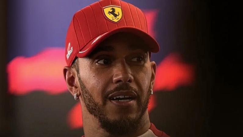 Hamilton enfrenta desafios na Ferrari após mudança de equipa.