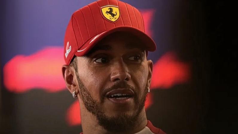 Hamilton enfrenta desafios na Ferrari após mudança de equipa.